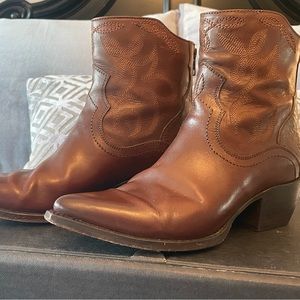 Frye Women’s Shane Embroidered Short Western Boot, 7 M